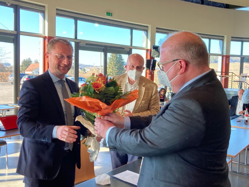 CDU-Kreistagsfraktionschef Stephan Paule (rechts) gratuliert Dr. Jens Mischak zur Wiederwahl